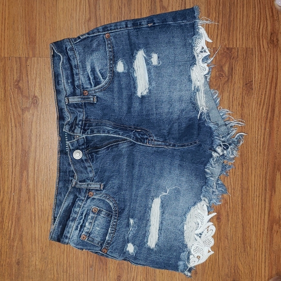 Aeropostale cheeky jean shorts with lace pockets - Picture 1 of 5